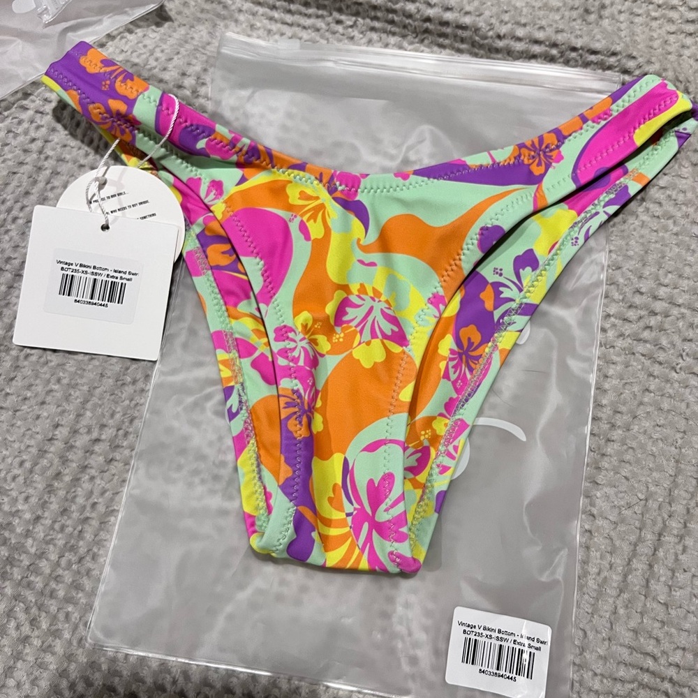 Kulani Kini - Vintage V bottom - island swirl